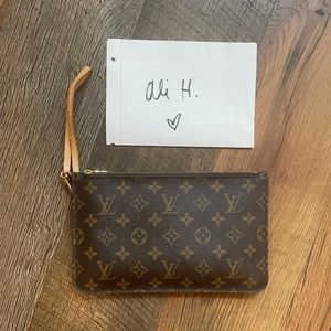 Authentic neverfull pouch in euc.